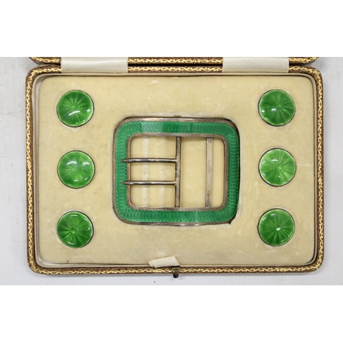 18 - A CASED HALLMARKED SILVER AND GREEN GUILLOCHE ENAMEL BELT BUCKLE AND BUTTONS SET WITH LIFT UP LID TO... 