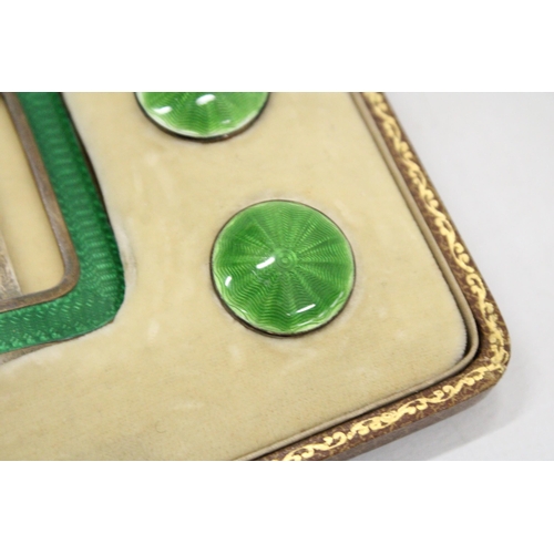 18 - A CASED HALLMARKED SILVER AND GREEN GUILLOCHE ENAMEL BELT BUCKLE AND BUTTONS SET WITH LIFT UP LID TO... 