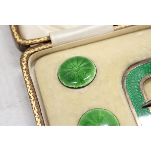 18 - A CASED HALLMARKED SILVER AND GREEN GUILLOCHE ENAMEL BELT BUCKLE AND BUTTONS SET WITH LIFT UP LID TO... 