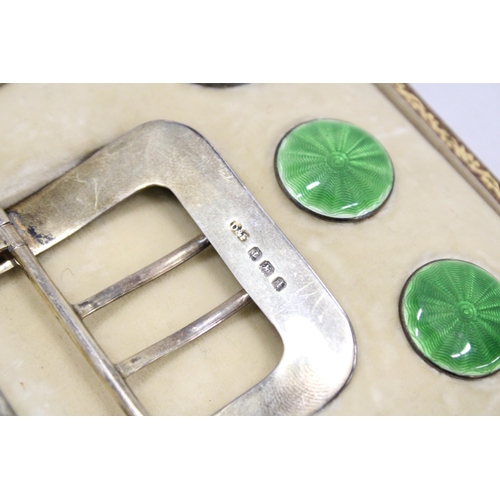 18 - A CASED HALLMARKED SILVER AND GREEN GUILLOCHE ENAMEL BELT BUCKLE AND BUTTONS SET WITH LIFT UP LID TO... 