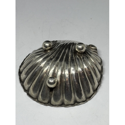 27 - A HALLMARKED CHESTER SILVER SHELL GROSS WEIGHT 10.8 GRAMS