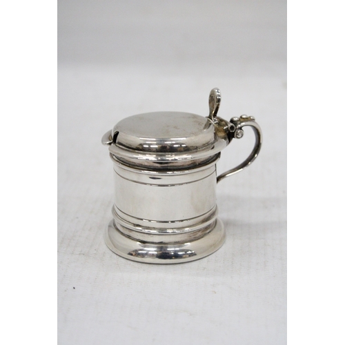 31 - A HALLMARKED LONDON SILVER LIDDED MUSTARD POT WITH GLASS LINER GROSS WEIGHT WITHOUT LINER 94.2 GRAMS