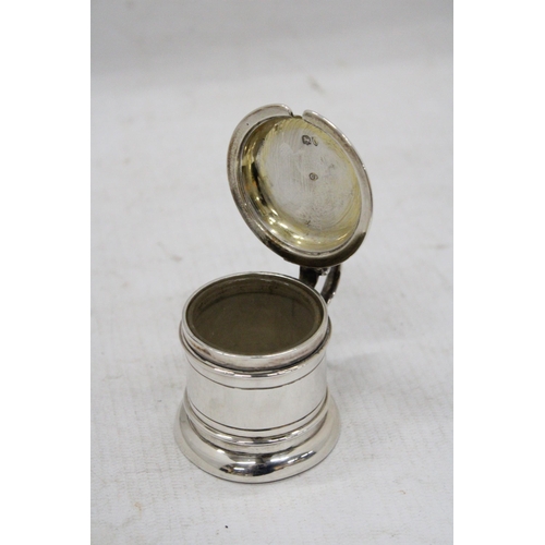 31 - A HALLMARKED LONDON SILVER LIDDED MUSTARD POT WITH GLASS LINER GROSS WEIGHT WITHOUT LINER 94.2 GRAMS