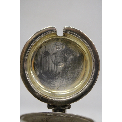 31 - A HALLMARKED LONDON SILVER LIDDED MUSTARD POT WITH GLASS LINER GROSS WEIGHT WITHOUT LINER 94.2 GRAMS