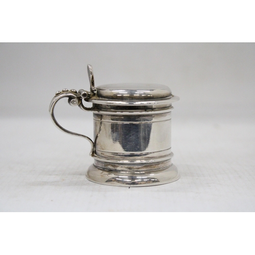 31 - A HALLMARKED LONDON SILVER LIDDED MUSTARD POT WITH GLASS LINER GROSS WEIGHT WITHOUT LINER 94.2 GRAMS