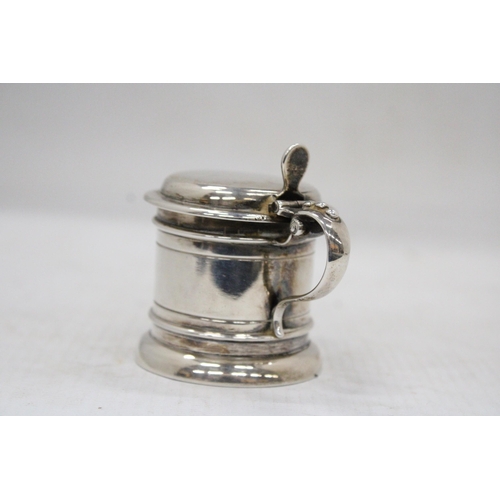 31 - A HALLMARKED LONDON SILVER LIDDED MUSTARD POT WITH GLASS LINER GROSS WEIGHT WITHOUT LINER 94.2 GRAMS