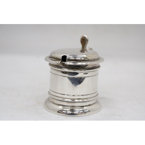 31 - A HALLMARKED LONDON SILVER LIDDED MUSTARD POT WITH GLASS LINER GROSS WEIGHT WITHOUT LINER 94.2 GRAMS