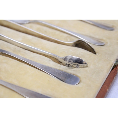 35 - A HALLMARKED SHEFFIELD SILVER SET OF SIX TEASPOONS AND SUGAR NIPS IN A LEATHER PRESENTATION CASE