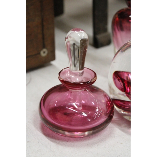 63 - THREE SIGNED AMANDA HAZELWOOD CRANBERRY ART GLASS TO INCLUDE TWO SCENT BOTTLES WITH STOPPERS AND A P... 