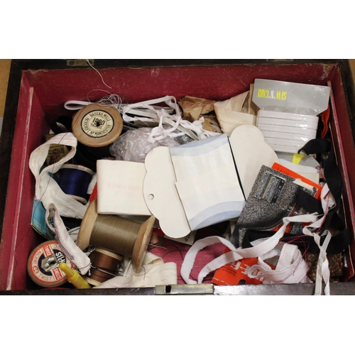 64 - AN OAK SEWING BOX WITH MOTHER OF PEARL INLAY AND CONTENTS TO INCLUDE COTTONS, NEEDLES, BUTTONS, PINS