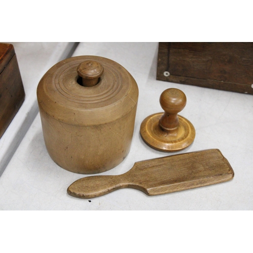 67 - THREE VINTAGE TREEN ITEMS TO INCLUDE A BUTTER PAT, A COOKIE CUTTER WITH PRESS AND A FURTHER PRESS