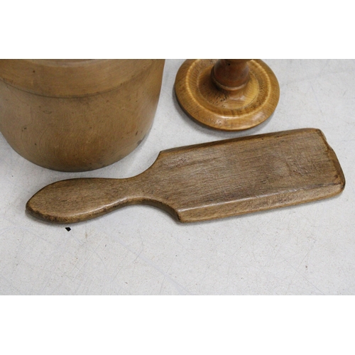 67 - THREE VINTAGE TREEN ITEMS TO INCLUDE A BUTTER PAT, A COOKIE CUTTER WITH PRESS AND A FURTHER PRESS