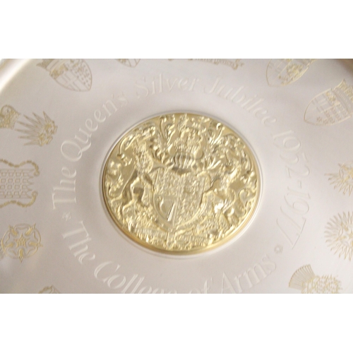 73 - A COMMEMORATIVE PLATE IN SOLID STERLING SILVER WITH 24 CARAT GOLD WORKINGS BEARING THE PORTRAIT OF T... 