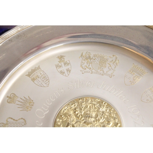 73 - A COMMEMORATIVE PLATE IN SOLID STERLING SILVER WITH 24 CARAT GOLD WORKINGS BEARING THE PORTRAIT OF T... 