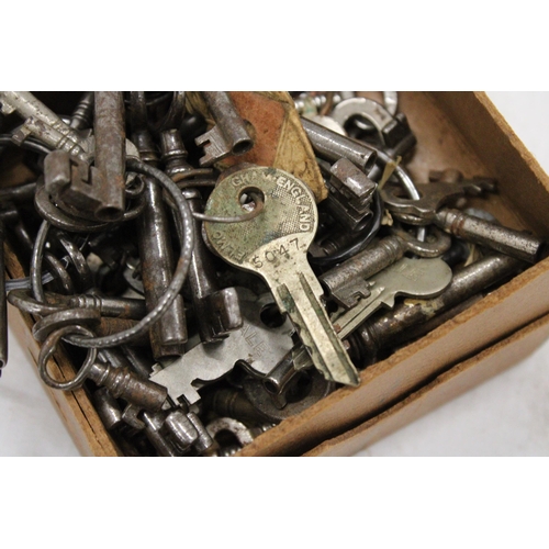 117 - A COLLECTION OF VINTAGE FURNITURE KEYS