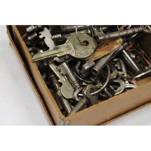 117 - A COLLECTION OF VINTAGE FURNITURE KEYS