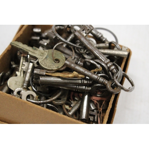 117 - A COLLECTION OF VINTAGE FURNITURE KEYS