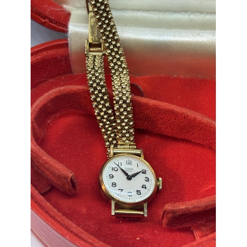 759 - A LADIES GOLD TUDOR ROLEX WATCH WITH 9 CARAT GOLD STRAP IN ORIGINAL PRESNTATION BOX WITH ORIGINAL RE... 