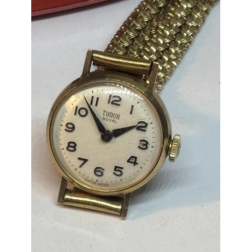 759 - A LADIES GOLD TUDOR ROLEX WATCH WITH 9 CARAT GOLD STRAP IN ORIGINAL PRESNTATION BOX WITH ORIGINAL RE... 