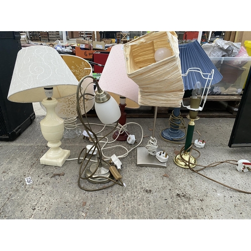 2391 - AN ASSORTMENT OF VARIOUS TABLE LAMPS