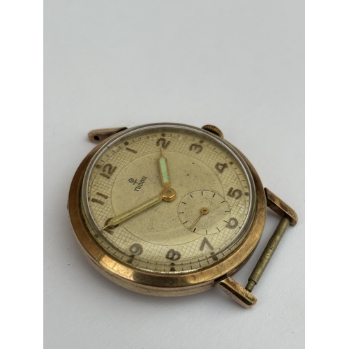 555 - A GENTS HALLMARKED 9CT GOLD CASED TUDOR ROLEX WATCH (ONE LUG A/F, CROWN WINDER A/F)