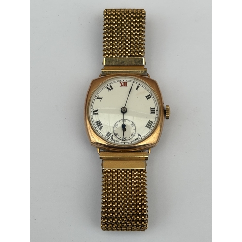 557 - A GENTS 9CT GOLD CASED EARLY 20TH CENTURY HAND WIND WRIST WATCH ON A GOLD PLATED ELASTICATED STRAP, ... 