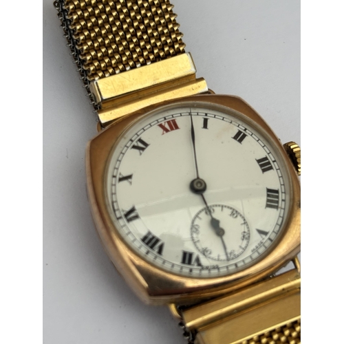 557 - A GENTS 9CT GOLD CASED EARLY 20TH CENTURY HAND WIND WRIST WATCH ON A GOLD PLATED ELASTICATED STRAP, ... 