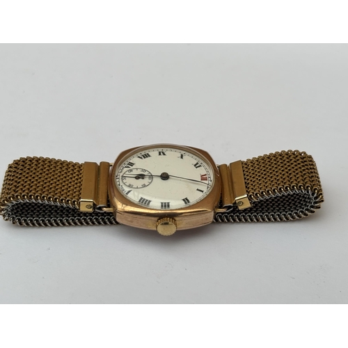 557 - A GENTS 9CT GOLD CASED EARLY 20TH CENTURY HAND WIND WRIST WATCH ON A GOLD PLATED ELASTICATED STRAP, ... 