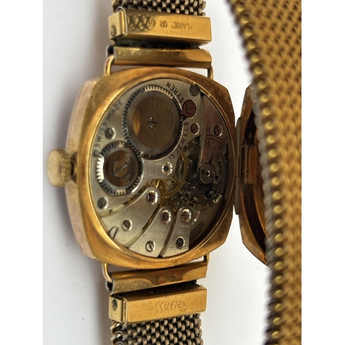 557 - A GENTS 9CT GOLD CASED EARLY 20TH CENTURY HAND WIND WRIST WATCH ON A GOLD PLATED ELASTICATED STRAP, ... 