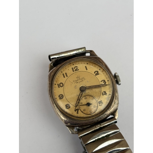 558 - A VINTAGE GENTS SMITHS DELUXE .925 SILVER CASED HAND WIND WRIST WATCH ON A ELASTICATED STRAP, (CROWN... 