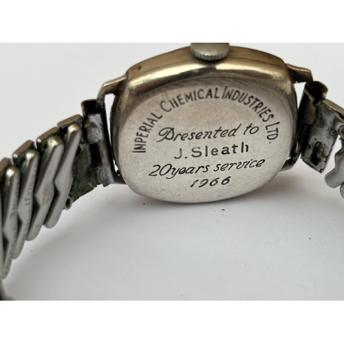 558 - A VINTAGE GENTS SMITHS DELUXE .925 SILVER CASED HAND WIND WRIST WATCH ON A ELASTICATED STRAP, (CROWN... 