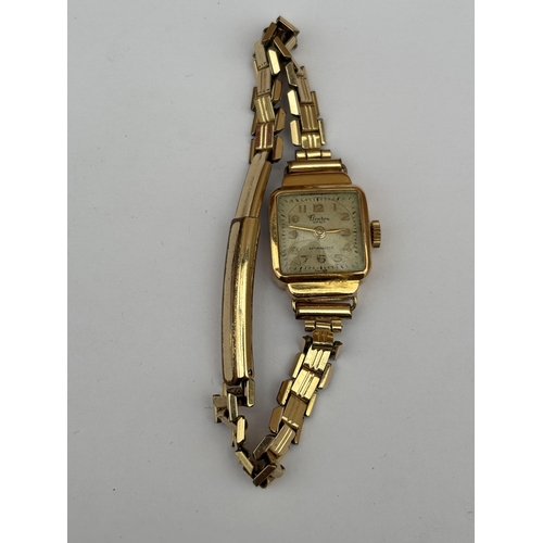 559 - A VINTAGE 18CT GOLD CASED LADIES WRIST WATCH ON A GOLD PLATED STRAP