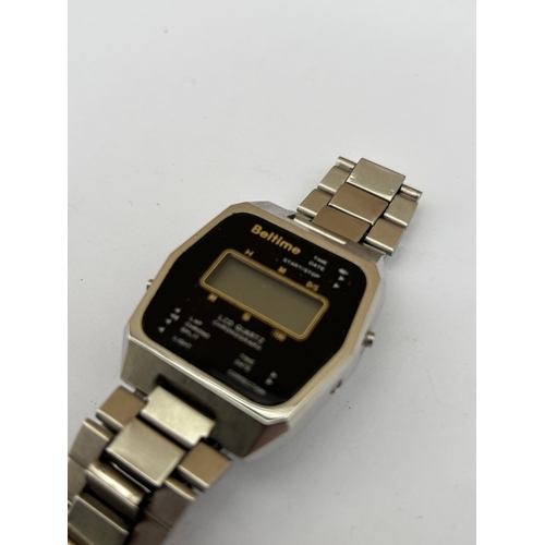 560A - A 1980'S BELTIME WATCH CO. LTD, LCD DIGITAL QUARTZ GENTS WRIST WATCH WITH STEEL STRAP, SERIAL NO. 20... 