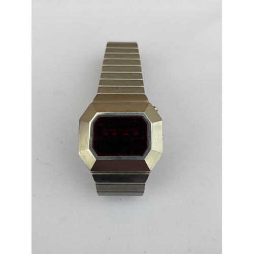 561A - A 1980'S IMADO, LCD DIGITAL QUARTZ GENTS WRIST WATCH WITH STEEL STRAP