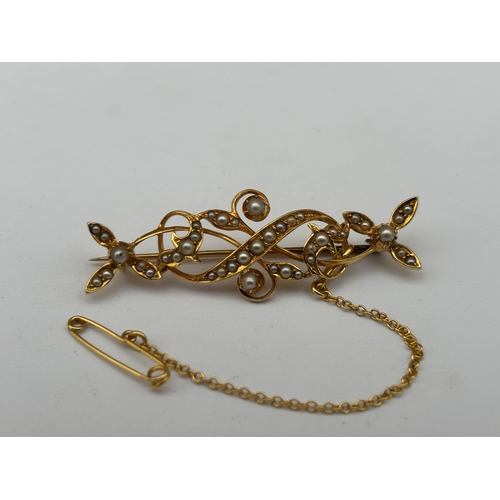 569 - A VICTORIAN 15CT GOLD AND PEARL BROOCH WITH GOLD PIN AND SAFETY CHAIN, GROSS WEIGHT 4.4 G