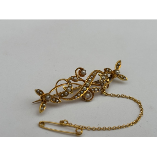 569 - A VICTORIAN 15CT GOLD AND PEARL BROOCH WITH GOLD PIN AND SAFETY CHAIN, GROSS WEIGHT 4.4 G