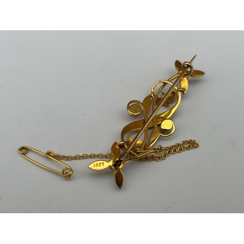 569 - A VICTORIAN 15CT GOLD AND PEARL BROOCH WITH GOLD PIN AND SAFETY CHAIN, GROSS WEIGHT 4.4 G