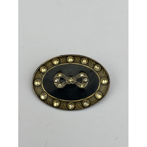 571 - A 19TH CENTURY ENAMEL AND CLEAR STONE MOURNING BROOCH, INSCRIBED ON THE REVERSE CATHERINE FRANCE POP... 