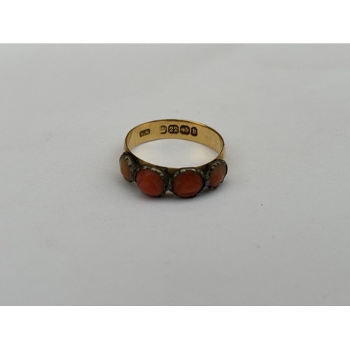 572 - A LATE VICTORIAN 22CT GOLD AND CORAL RING, HALLMARKED BIRMINGHAM 1895, SIZE O 1/2, GROSS WEIGHT 3.3 ... 