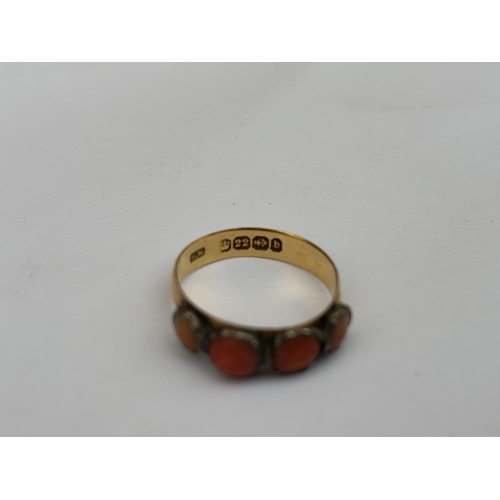 572 - A LATE VICTORIAN 22CT GOLD AND CORAL RING, HALLMARKED BIRMINGHAM 1895, SIZE O 1/2, GROSS WEIGHT 3.3 ... 