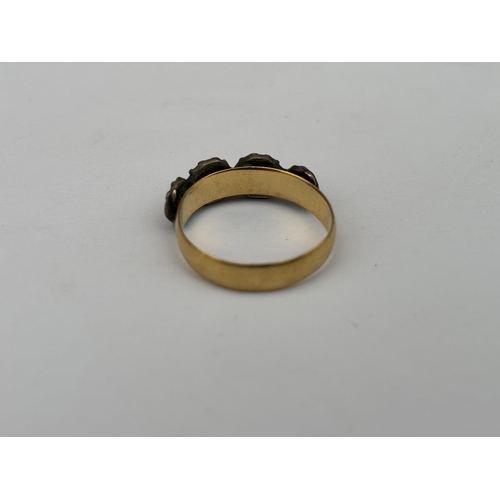 572 - A LATE VICTORIAN 22CT GOLD AND CORAL RING, HALLMARKED BIRMINGHAM 1895, SIZE O 1/2, GROSS WEIGHT 3.3 ... 