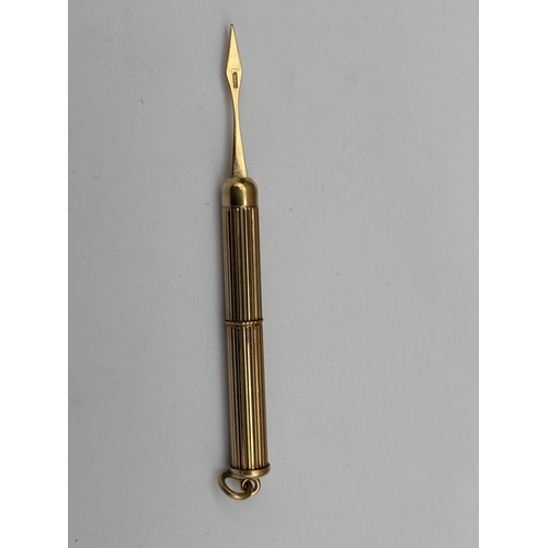 575 - A HALLMARKED 9CT GOLD PROPELLING TOOTHPICK, WEIGHT 5.8 GRAMS