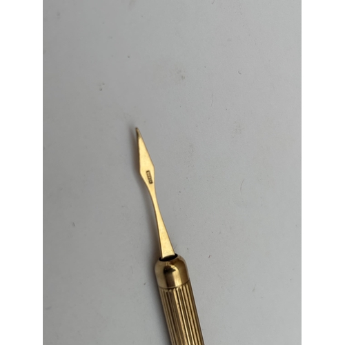 575 - A HALLMARKED 9CT GOLD PROPELLING TOOTHPICK, WEIGHT 5.8 GRAMS