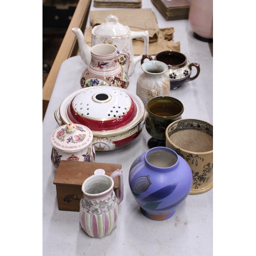 901 - A QUANTITY OF VINTAGE CERAMICS TO INCLUDE A TEAPOT, JUG, BOWLS, A MASONS SILVER JUBILEE LIDDED POT, ... 