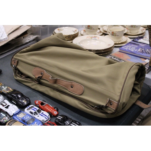 969 - A SCHNEIDERS SUIT BAG