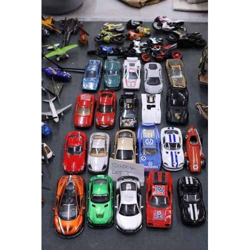 970 - A QUANTITY OF DIECAST SUPER CARS AND MOTOR BIKES