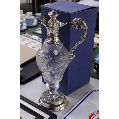 980 - A LARGE 'DARO' CRYSTAL EWER JUG WITH GLASS STOPPER AND SILVER PLATED TOP AND HANDLE - BOXED, HEIGHT ... 