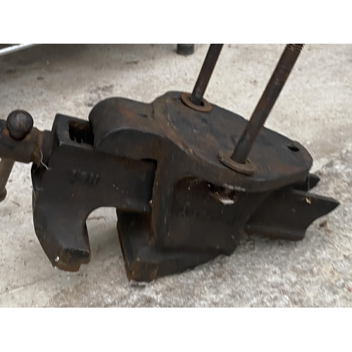 1615 - A SMALL PARMO CAST IRON BENCH VICE