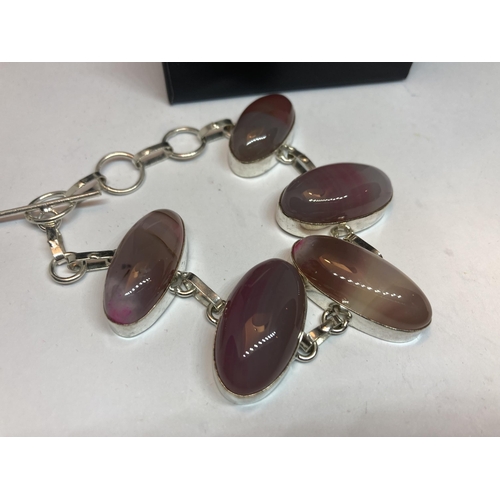 107 - A MARKED SILVER AND AGATE BRACELET IN A PRESENTATION BOX