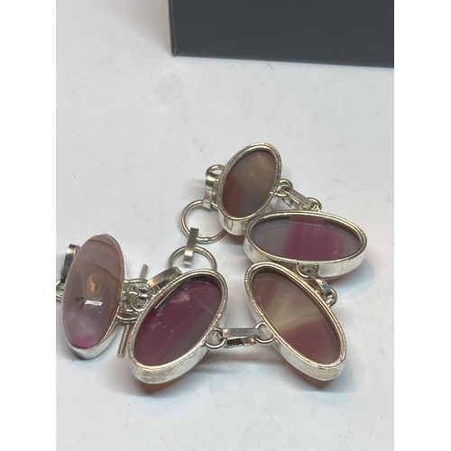 107 - A MARKED SILVER AND AGATE BRACELET IN A PRESENTATION BOX